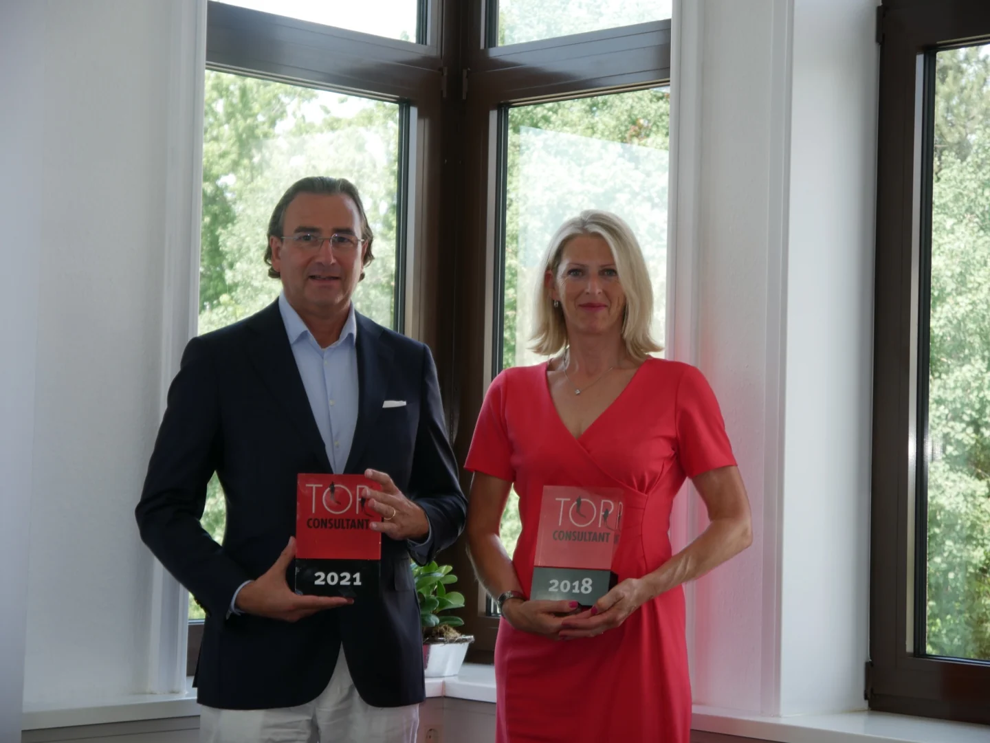 Sabina Schwarzer rechts neben ROland Schwarzer auf der bereitgestellten gemeinsamen Originalaufnahme